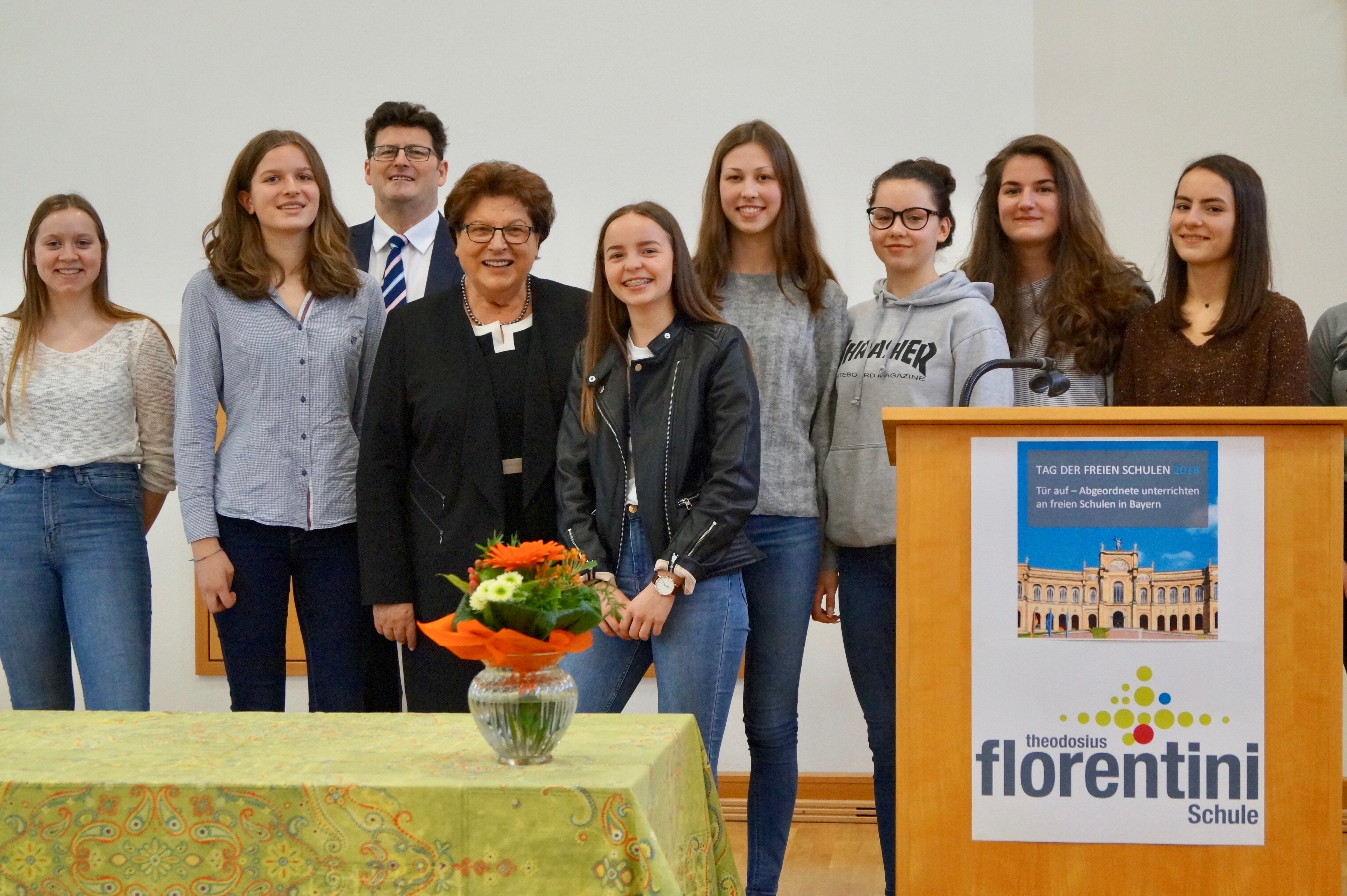 Landtagspräsidentin Barbara Stamm mit Klassensprecherinnen