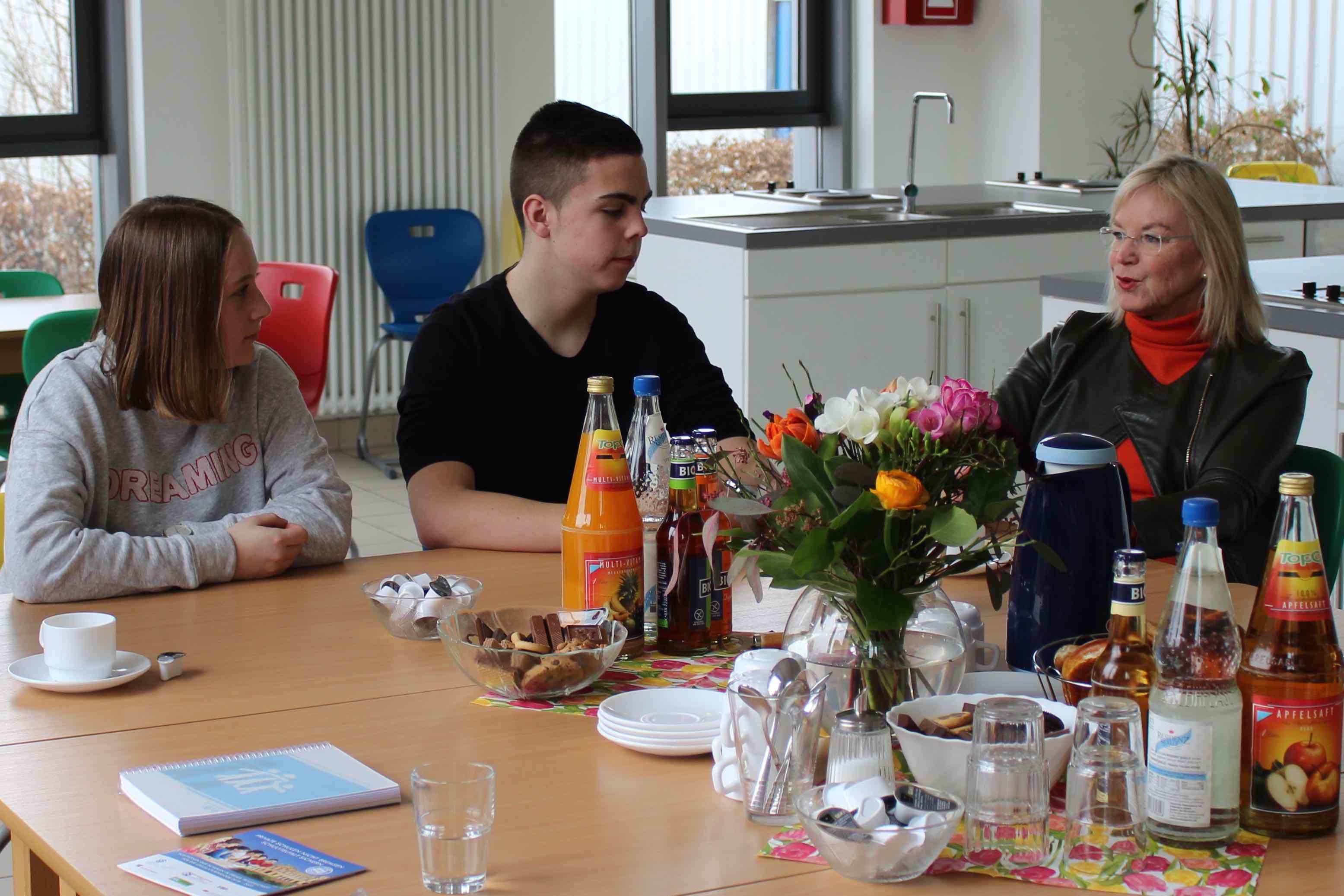 Landtagskandidatin Barbara Regitz diskutiert mit Schülern der Adolf-Reichwein-Schule Nürnberg
