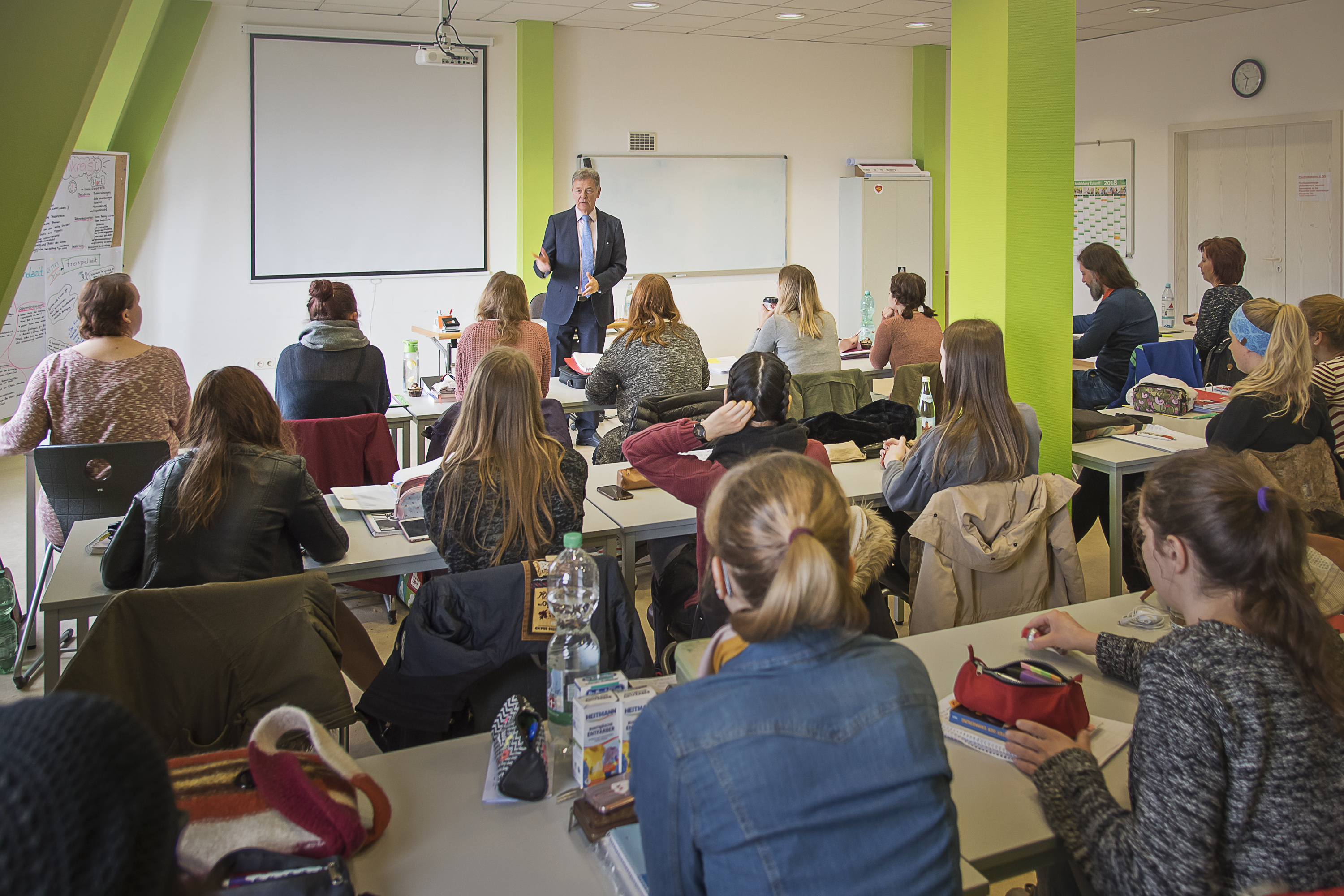 Herr MdL Joachim Hanisch hält eine Unterrichtsstunde an der Privaten Fachakademie für Sozialpädagogik der Döpfer Schulen Schwandorf