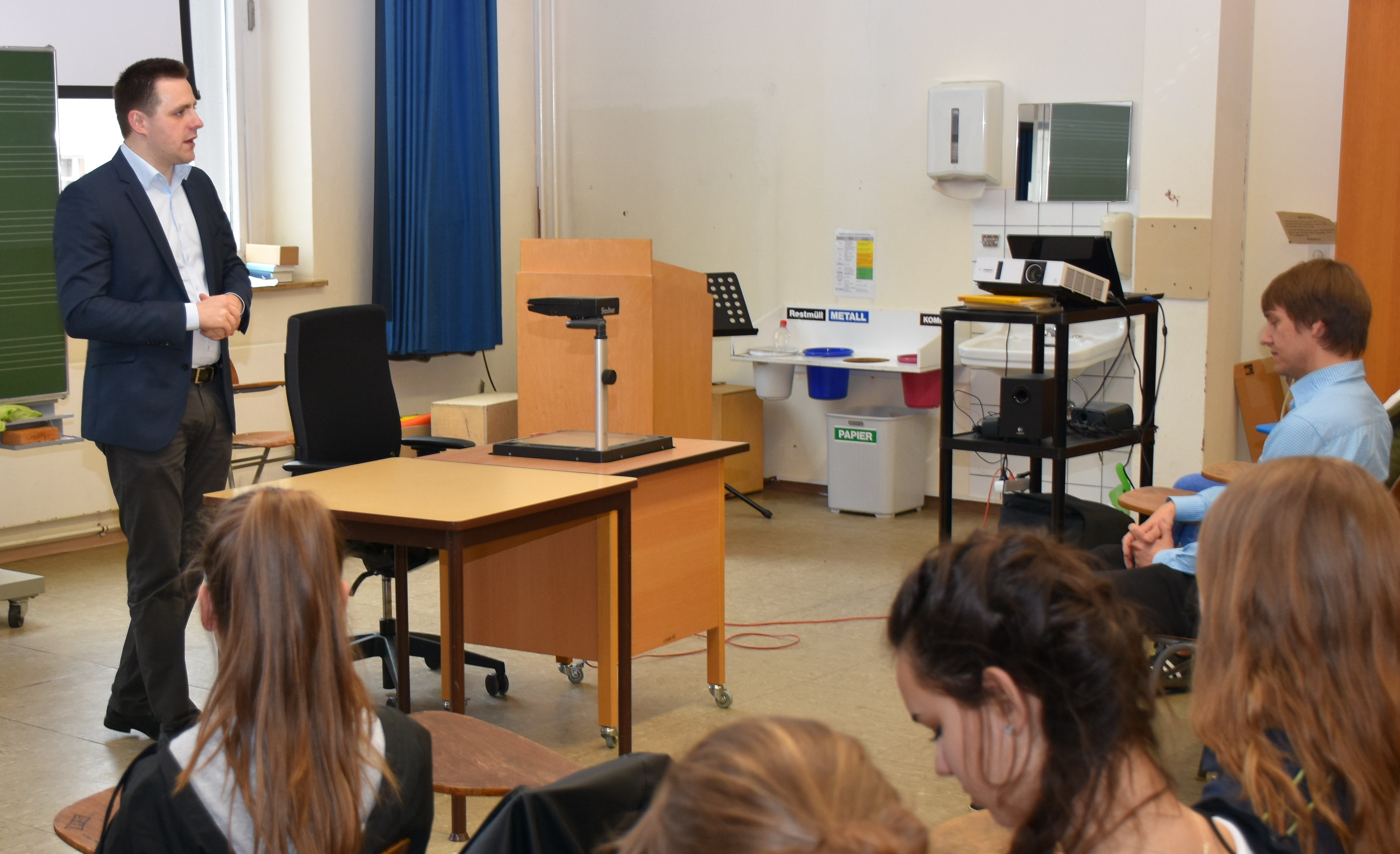 MdL Andreas Schalk erläuterte Schülerinnen und Schülern der Laurentius-Realschule Neuendettelsau die Arbeit eines Abgeordneten. 