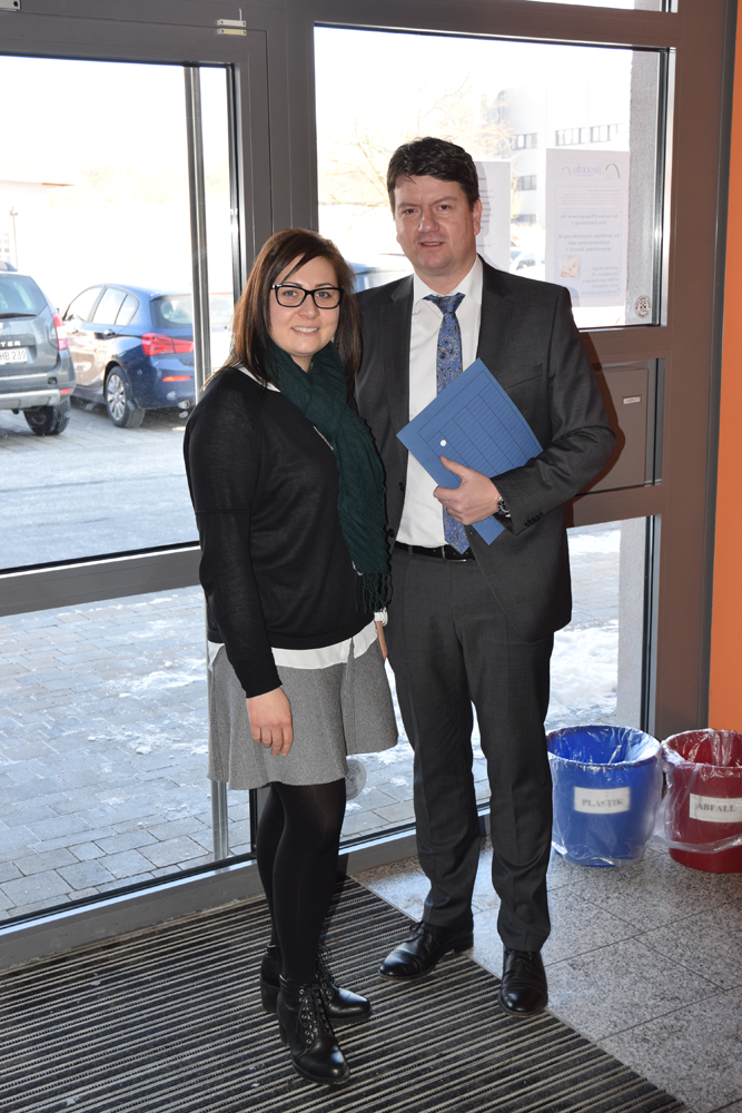 Sandro Kirchner - zusammen mit Schulleiterin Sandra Herleth - zu Gast in der Altenpflegesschule Bad Kissingen
