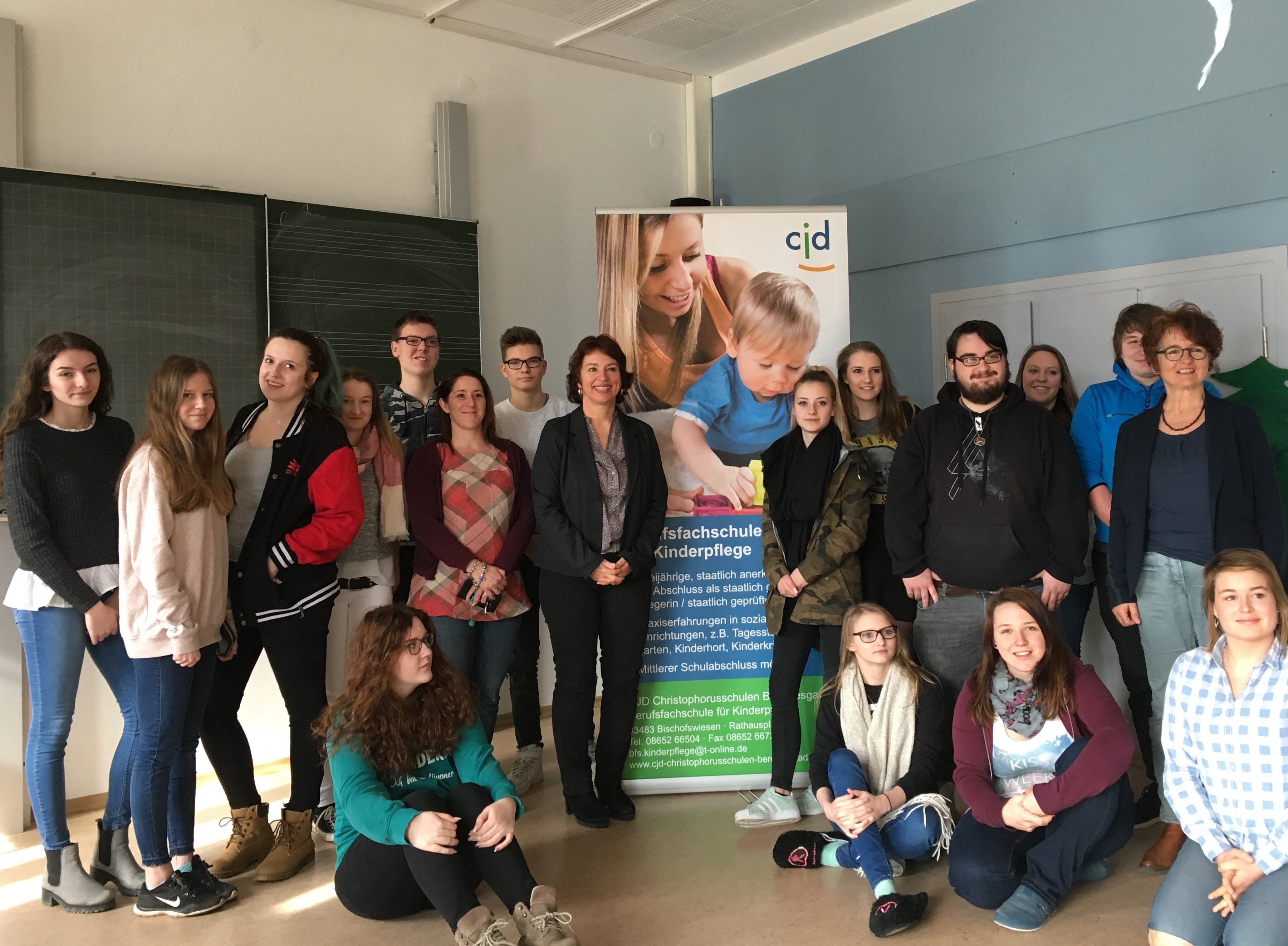 MdL Gisela Sengl besucht am Tag der Freien Schulen 2018 die BFS Kinderpflege des CJD in Bischofswiesen