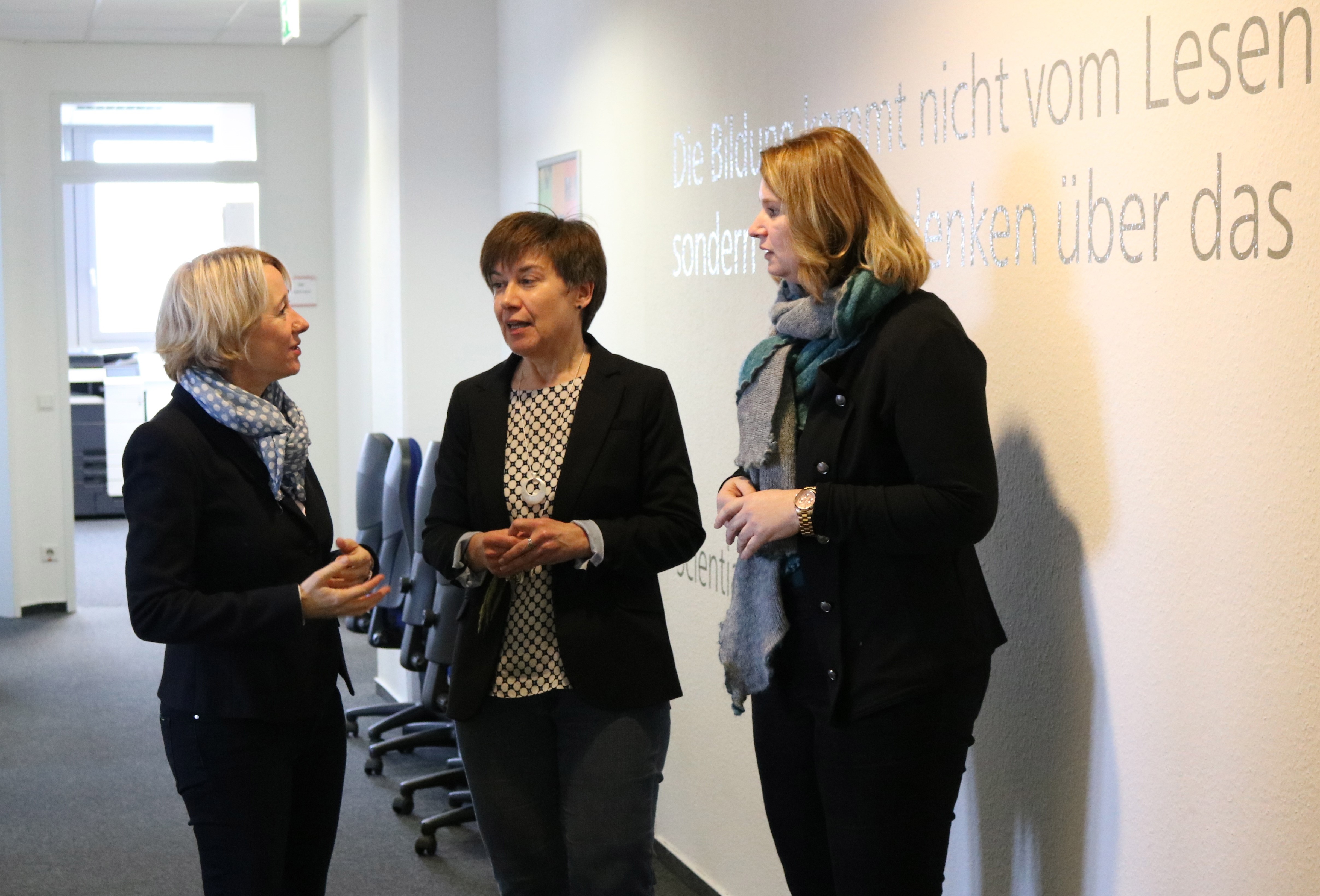 Martina Fehlner, MdL, mit Lehrerin Susanne Skowronek und Akademieleiterin Marion Alders in den Räumen der Euro Akademie Aschaffenburg