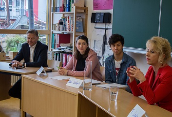 Politiker und Schüler-ModeratorIn bei der Fragerunde; Foto: Ph. Seiler