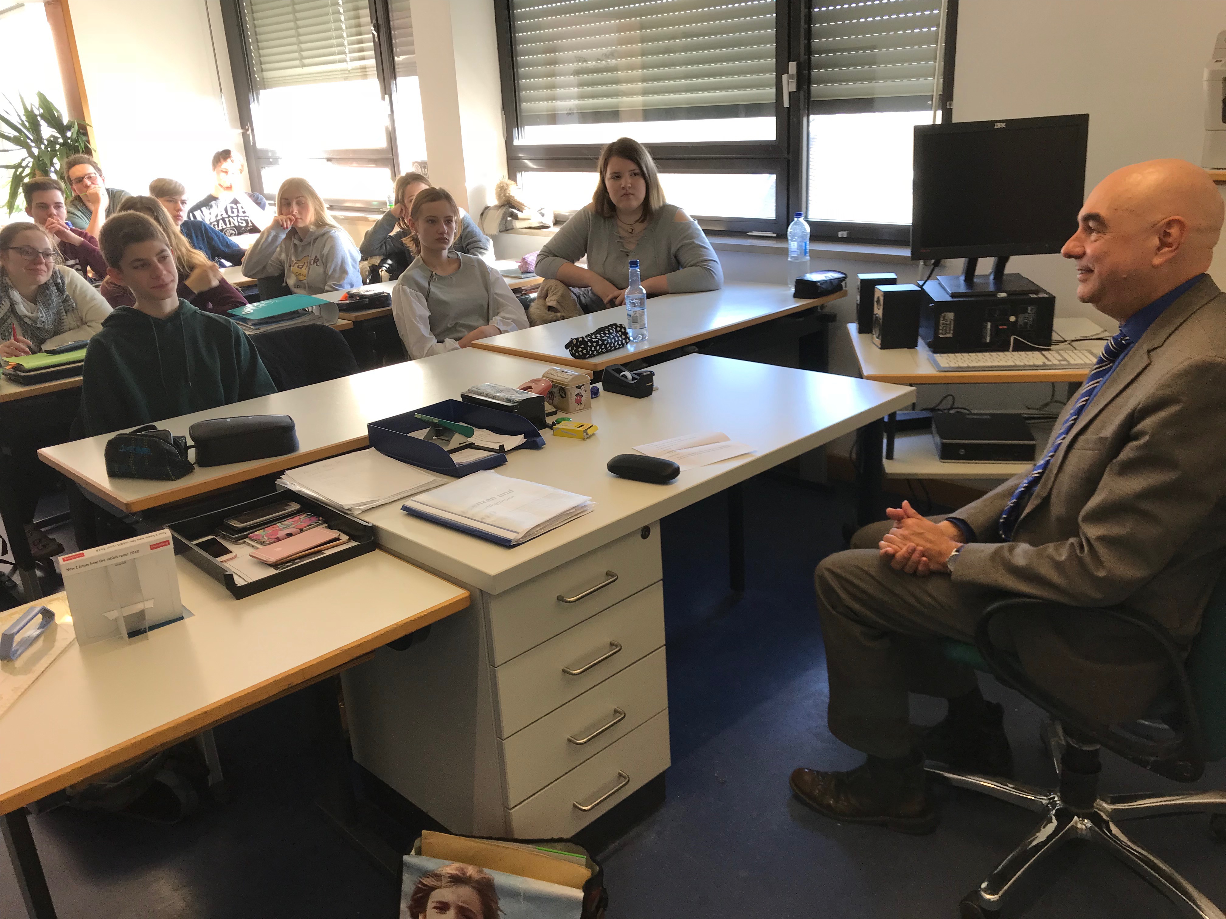 Besuch von Jürgen Mistol in der Klasse M10 der Bischof Manfred Müller Schule am 15. März 2018